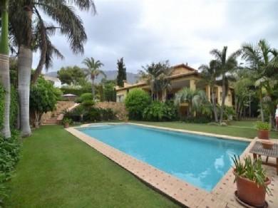 Chalet con 5 dormitorios se vende en Marbella, Costa del Sol