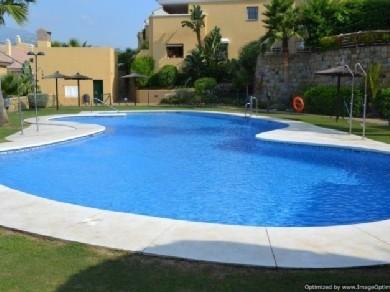 Apartamento con 2 dormitorios se vende en Marbella, Costa del Sol
