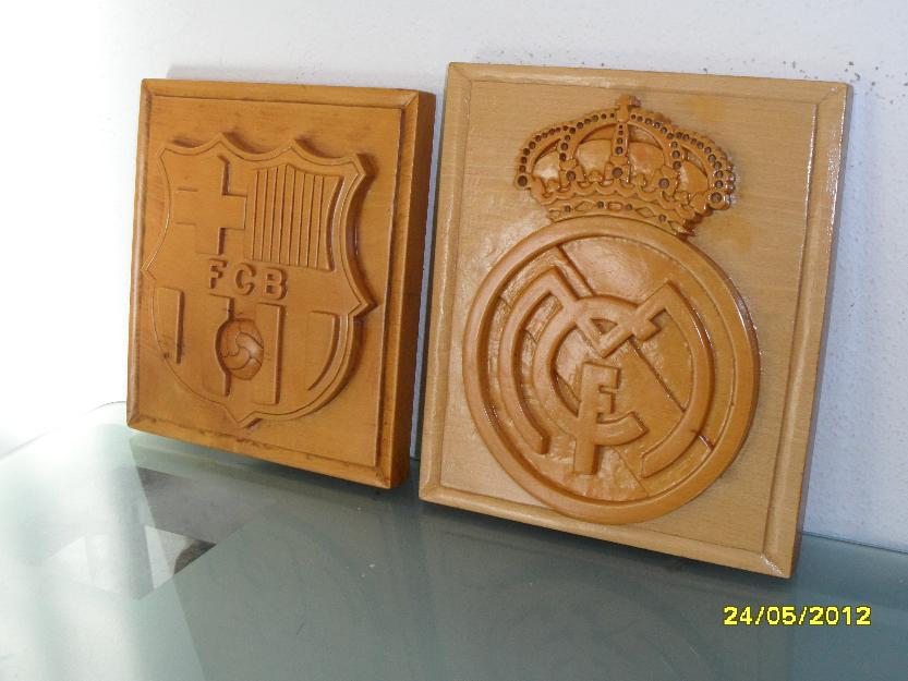 escudo de madera del barça y real madrid