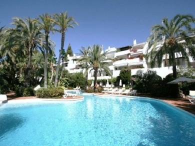 Apartamento con 3 dormitorios se vende en Marbella, Costa del Sol
