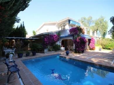 Chalet con 3 dormitorios se vende en Marbella, Costa del Sol