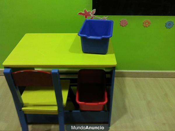 dos mesas y dos sillas de madera infantiles