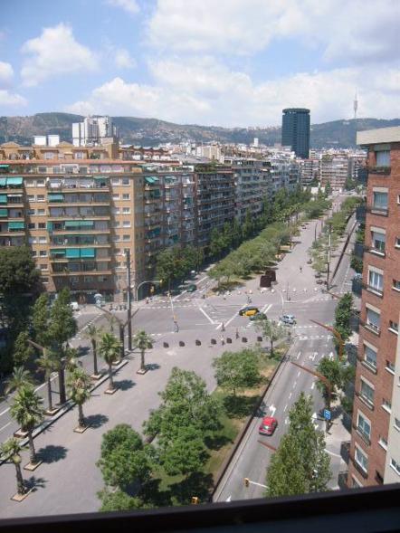 Ofrezco una habitacion en piso compartido, zona las corts-diagonal
