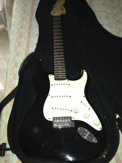 Guitarra eléctrica Squier by Fender + Método de guitarra