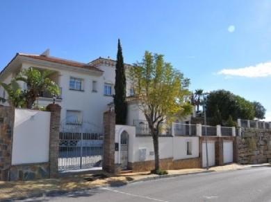 Chalet con 6 dormitorios se vende en Benahavis, Costa del Sol