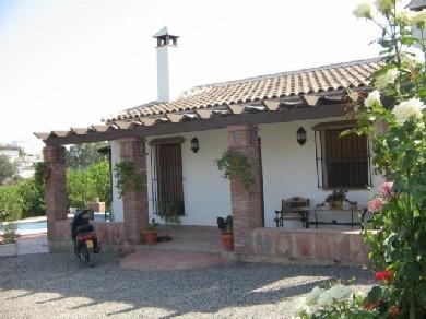 Chalet con 2 dormitorios se vende en Alora