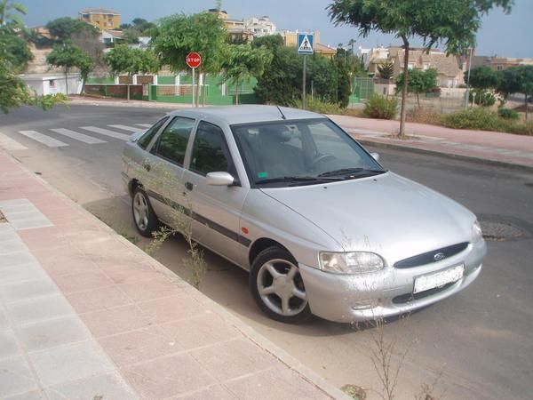 VENDO FORD ESCORT 1800 TD 90c.v MODELO GHIA,  5 PUERTAS EN PERFECTO ESTADO. 2300 EUROS.