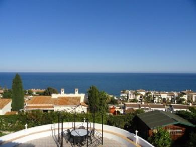 Chalet con 4 dormitorios se vende en Casares Costa, Costa del Sol