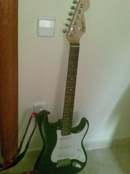 Fender Squier Strat + Ampli Roland Cube 20XL