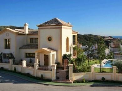 Chalet con 4 dormitorios se vende en Marbella, Costa del Sol