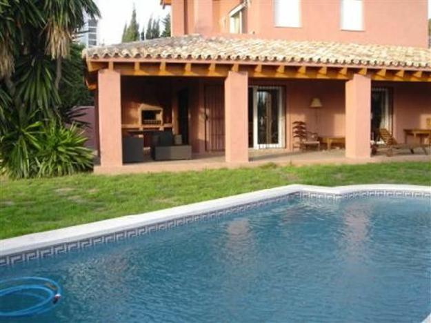 Chalet en alquiler en Atalaya-Isdabe, Málaga (Costa del Sol)