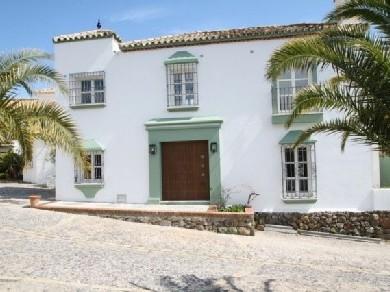 Adosado con 2 dormitorios se vende en Benahavis, Costa del Sol