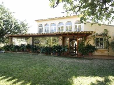 Chalet con 4 dormitorios se vende en Marbella, Costa del Sol