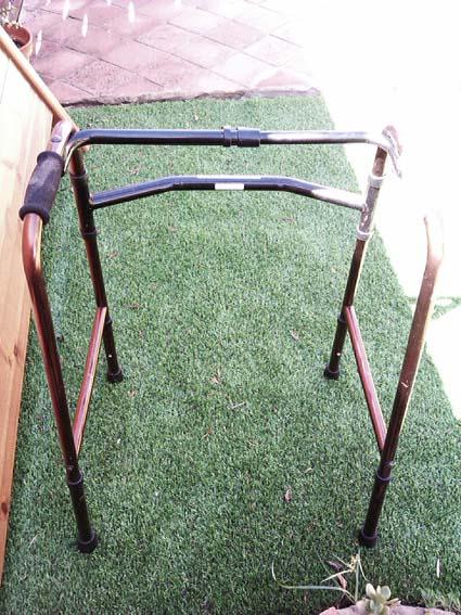 Andador plegable, articulado de aluminio. rehabilitación, fisioterapia.