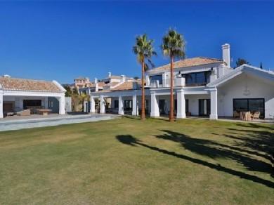 Chalet con 7 dormitorios se vende en Estepona, Costa del Sol