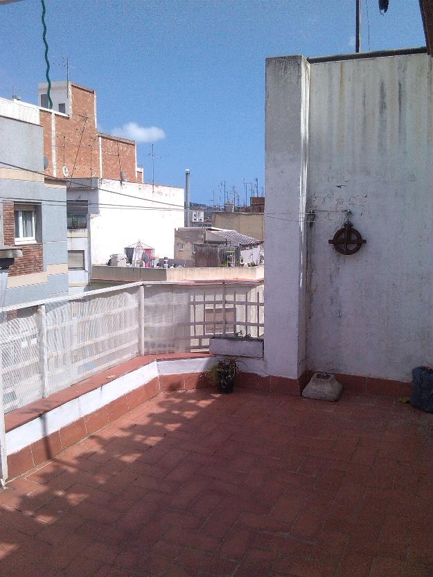 Se alquila atico con terraza (sin amueblar)