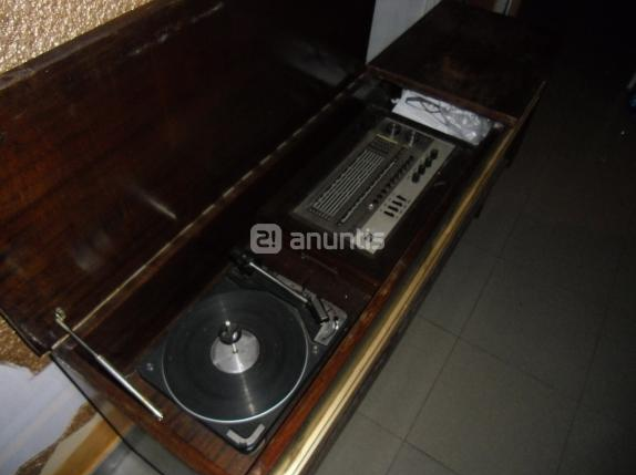 mueble tocadiscos antiguo