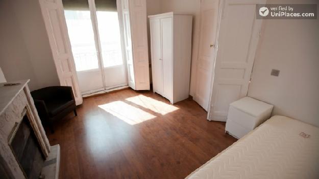 Rooms available - Bright 8-bedroom apartment near Plaza Gabriel Miró, in La Latina