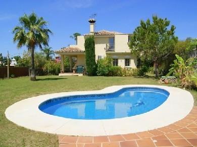 Chalet con 4 dormitorios se vende en Marbella, Costa del Sol