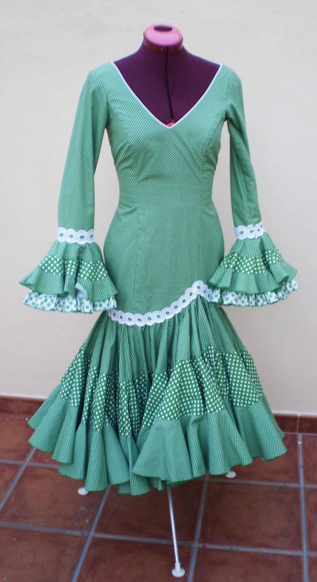 alquiler trajes de flamenca en Madrid. www.alquilerflamencamadrid.com