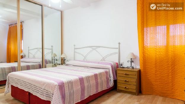 Rooms available - Pretty 2-bedroom apartment for girls in Quatre Carreres