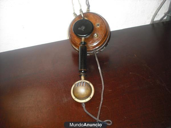 telefono antiguo de madera de casa noble