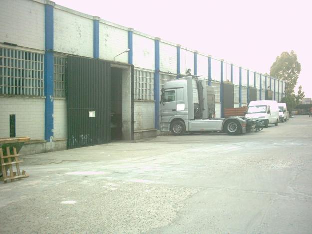 Camion MERCEDES 814, 252.000 kMS, cerrado tipo furgon. con trampilla DHOLLANDIA.. largo