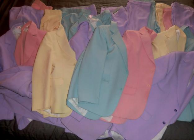 Se venden 12 trajes de colores pastel