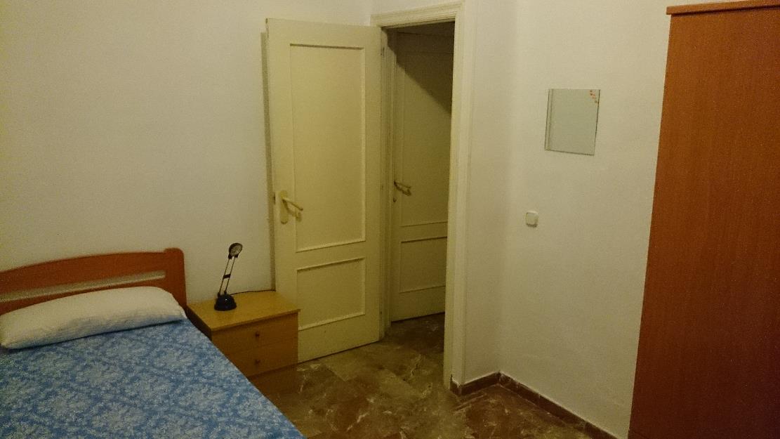 Se alquila habitación económica en nervión. Muy buena zona