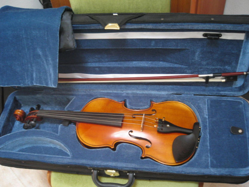 Violin 4-4 de fabricación italiana.