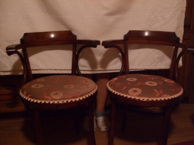 Conjunto de dos sillas y una lámpara de alabastro
