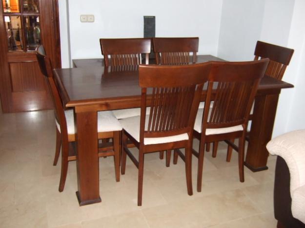 Se vende salón-comedor en madera de pino maciza, prácticamente nuevo. En Almeria.