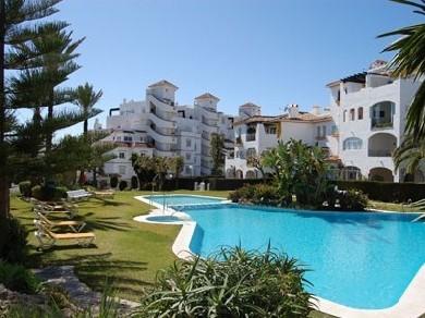 Apartamento con 2 dormitorios se vende en Marbella, Costa del Sol