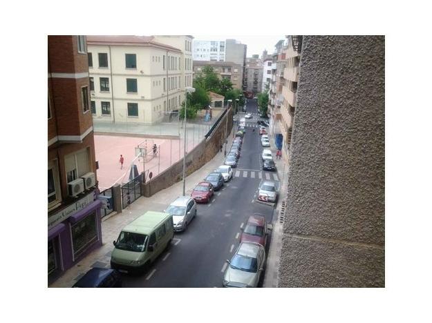 Zona centro de 120 m2 Útiles con 4 dormitorios y 2 baÑos.