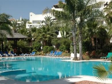 Apartamento con 2 dormitorios se vende en Marbella, Costa del Sol