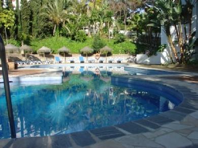 Apartamento con 2 dormitorios se vende en Marbella, Costa del Sol