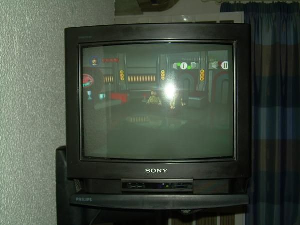 MAGNIFICO TELEVISOR Y SOPORTE DE PARED