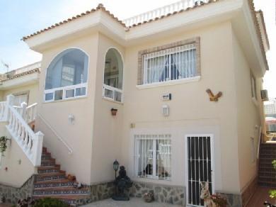 Chalet con 4 dormitorios se vende en Villamartin, Costa Blanca