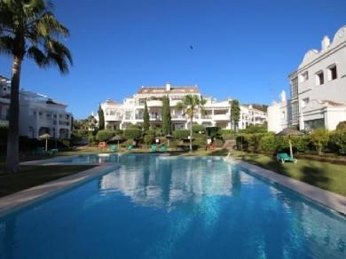 Apartamento con 2 dormitorios se vende en Marbella, Costa del Sol