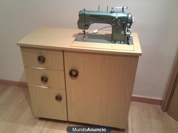 Refrey Transforma 427 máquina de coser funcionando