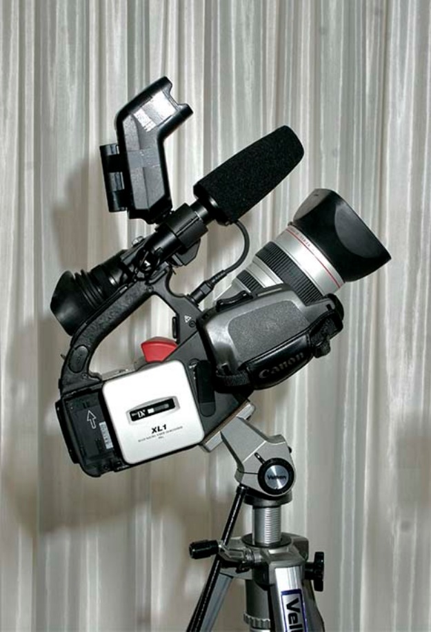 Camara de video canon xl1 tripode con ruedas y focos de iluminacion.
