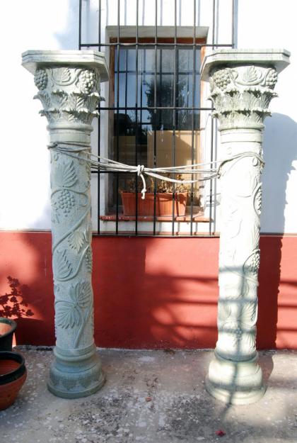 PAREJA DE COLUMNAS EN MARMOL VERDE.