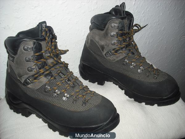 Se venden botas de montaña cramponables