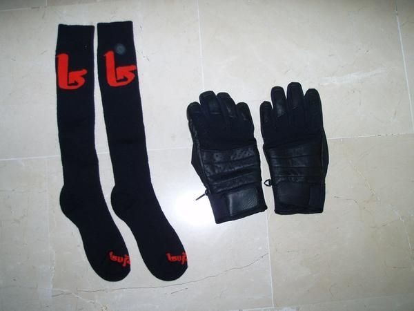 GUANTES Y CALCETINES BURTON.
