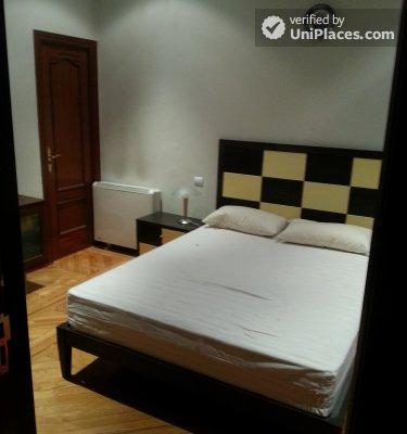 Practical 2-bedroom apartment in very central Madrid
