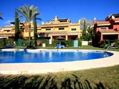 Adosado con 4 dormitorios se vende en Marbella, Costa del Sol