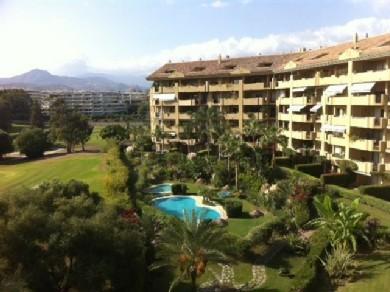 Apartamento con 2 dormitorios se vende en Marbella, Costa del Sol