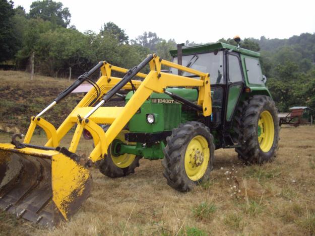 JOHN DEERE con lote de maquinaria