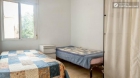 Rooms available - Humble 3-bedroom apartment in student-heavy El Pla del Real - mejor precio | unprecio.es