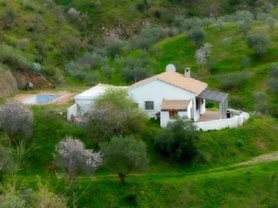 Chalet con 3 dormitorios se vende en Alora